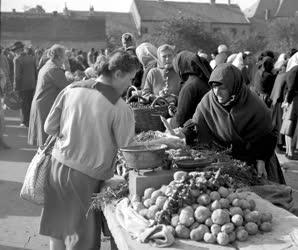 Gazdaság - Kereskedelem - Pécsi zöldség- és gyümölcspiac