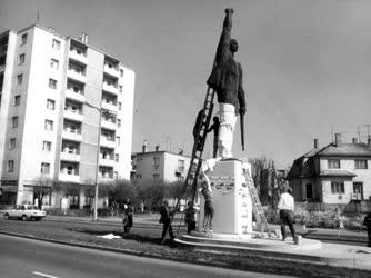 Becsomagolták a Tanácsköztársaság emlékművét Debrecenben