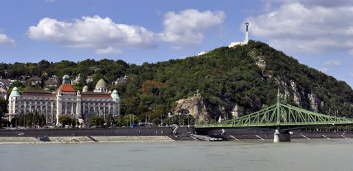 Városkép - Budapest - A Gellért szálloda a Gellért-hegy lábánál