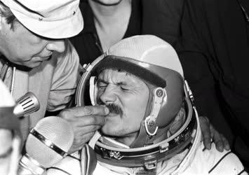Űrhajózás - A szovjet-magyar űrpáros visszatért a Földre