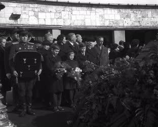 Belpolitika - Koncepciós perek áldozatainak újratemetése