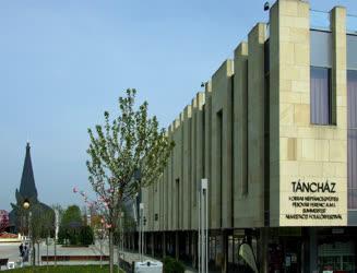 Középület - Százhalombatta - A város konferencia és rendezvényközpontja