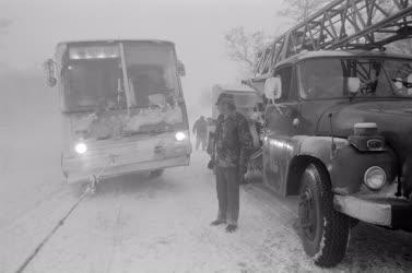 Időjárás - Hófúvásban rekedt Volán buszt mentenek