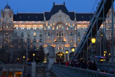 Városkép - Budapest - A Gresham-palota épülete este