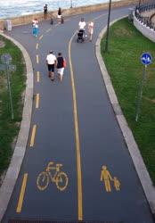 Közlekedés - Budapest - Gyalogosok a kerékpárúton