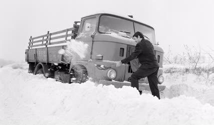 Természet-környezet - Hóban rekedt teherautó