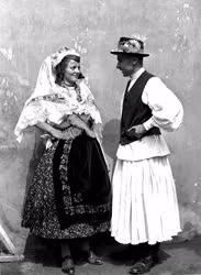 Életkép - Népviseletbe öltözött férfi és nő