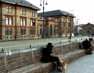 Életkép - Budapest - Fiatalok pihennek a Sóház előtt