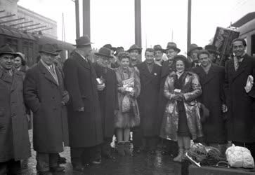 Az 1948-as st. moritzi téli olimpiáról hazaérkezők egy csoportja