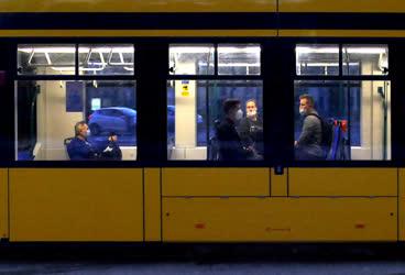 Közlekedés - Budapest - Védőmaszkos utasok közösségi járművön