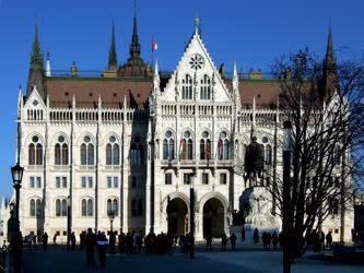 Idegenforgalom - Budapest - Turisták a Parlamentnél
