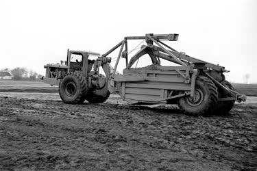 Mezőgazdaság - Szikes talajt feljavító gépek bemutatása