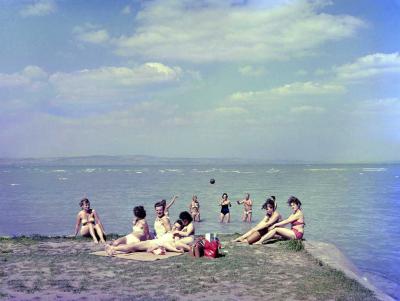 Szabadidő - Fürdőzők a Balatonnál