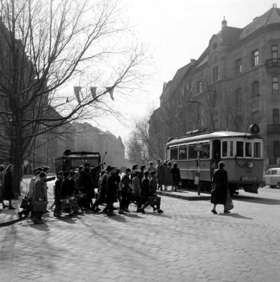 Városkép - Gyalogosok a Gárdonyi téren