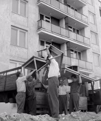 Társadalom - Új lakást kapott Hermann Ferenc esztergályos