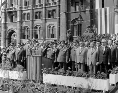 Honvédelem - Augusztus 20. - Tisztavatás a Parlament előtt