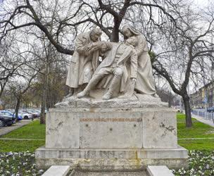 Köztéri szobor - Budapest - Hősihalott Orvosok emléműve