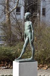 Köztéri szobor - Budapest - Bámészkodó fiú