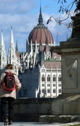 Idegenforgalom - Budapest - Turista az Országház épületét nézi