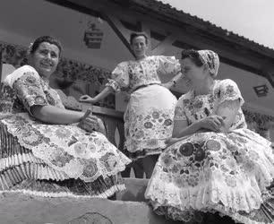 Kultúra - Népviseletbe öltözött kalocsai menyecskék