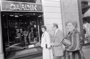 Kereskedelem - A Pierre Cardin butik előtt