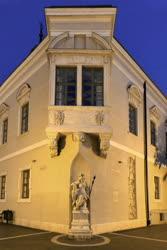 Városkép - Budapest - Esti fényben a régi budai városháza