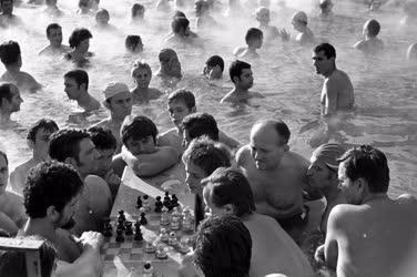 Szabadidő - Sakkozók a Széchenyi fürdőben