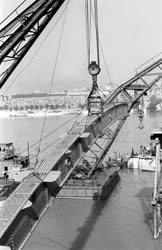 Építőipar - Margit híd újjáépítése - Pesti ív beemelése