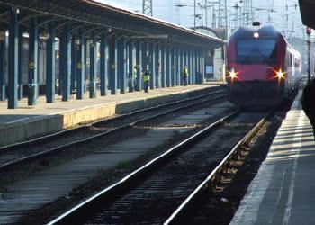 Közlekedés - Budapest - RailJet szerelvény a Keletiben