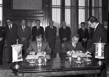 Külkapcsolat - Szerződés aláírás a Nagymaros-gabcikovoi vízlépcsőrendszer megvalósításáról és üzemeltetéséről