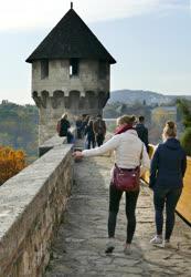 Idegenforgalom - Budapest - Turista fiatalok a Buzogánytoronynál