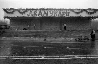 Kereskedelem - Nyitás előtt az Aranykapu a Hősök terén