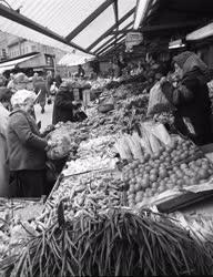 Kereskedelem - Piac - Primőrök a Fény utcai piacon