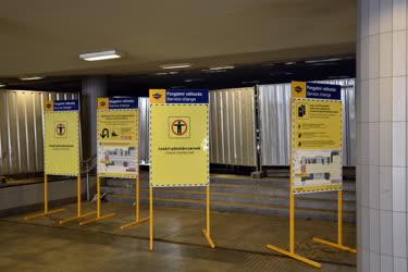 Közlekedés - Budapest - Tájékoztató táblák a Keleti pályaudvar aluljárószintjén