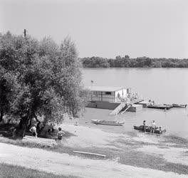 Szabadidő - Dunap-part Sztálinvárosnál
