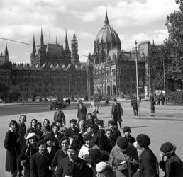 Szabadidő - Iskolások a Parlament előtt