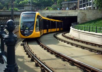 Közlekedés - Budapest - CAF-villamos a Clark Ádám téren