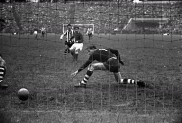 Sport - Labdarúgás - Puskás gólt lő a Botafogo ellen