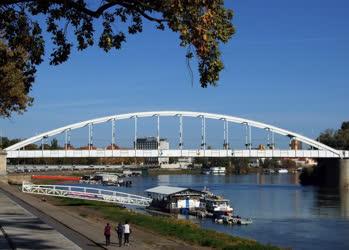 Városkép - Szeged - Fiatalok a Tisza-parton