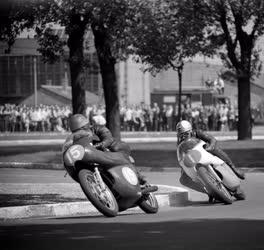 Sport - Gyorsasági motorverseny a fővárosi Népligetben