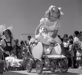 Gyerekek - Játékbaba-szépségverseny a Városligetben