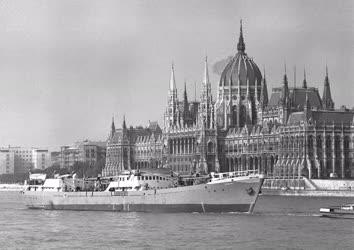 Gazdaság - Közlekedés - A Csepel Duna-tengerjáró hajó