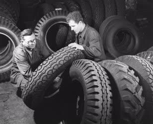 Ipar - Traktorokra készült gumiabroncsokat ellenőriznek