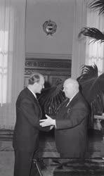 Diplomácia - Kádár János a Szovjetunió Hőse kitüntetést kapta