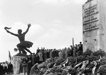Belpolitika - Évforduló - Koszorúzás a Gellért-hegyi emlékműnél