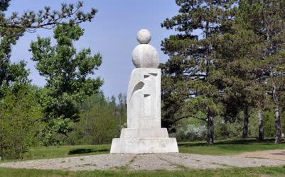 Városkép - Veresenyház - Magyar-Japán barátság emlékmű park - Újjászületés című szobor