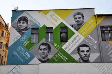 Városkép - Budapest - Híres sportolók egy ház falán