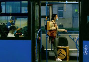 Közlekedés - Budapest - Védőmaszkos utasok az autóbuszon