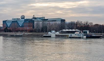 Budapest - Városkép - Az A38 hajó és az ELTE épülete