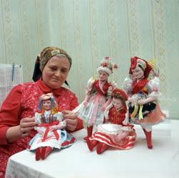 Folklór - Népművészet - Palóc babákat öltöztet egy asszony